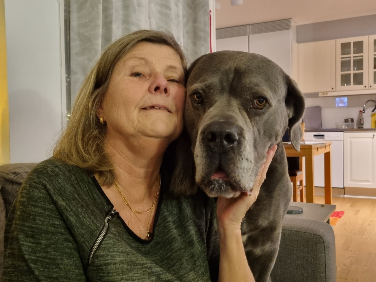 Anita med en svart hund